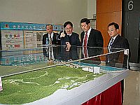 Mr. Ma Wai-kong (2nd from left), Senior Architect introduces the campus development of CUHK to Prof. Hu Jun (3rd from left), President of Jinan University